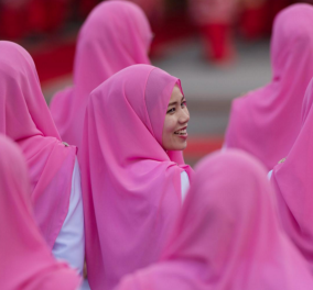Ε ναι κάποιες γυναίκες ντύνονται έτσι & χαμογελούν καλυμμένες ως το... ροζ κεφάλι τους 