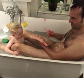Σάλος στο Facebook με την φωτογραφία Δανού κωμικού που κάνει μπάνιο μαζί με την δίχρονη κόρη του