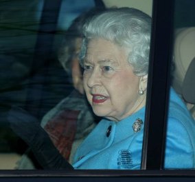 Η βασίλισσα της Αγγλίας έβαλε θαλασσί παλτό & ήπιε τσάι με τις φίλες της - Η καθιερωμένη "βασιλόπιτα" της Ελισάβετ