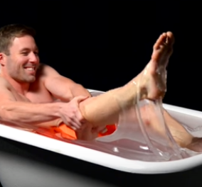 Ασύλληπτο πείραμα: Αυτός ο άνδρας κάνει μπάνιο σε υγρό γυαλί! (Βίντεο)