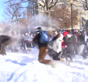 Απίθανο βίντεο: Εκατοντάδες Αμερικανοί παίζουν χιονοπόλεμο στην Ουάσιγκτον απαντώντας με κέφι στον Jonas 