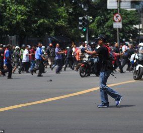 Καρέ - καρέ η συγκλονιστική στιγμή που τρομοκράτης σπέρνει τον πανικό στην Τζακάρτα: Πυροβολούσε προς το πλήθος & τους αστυνομικούς 