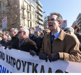 Το κίνημα της γραβάτας έφτασε μέχρι τη Θεσσαλονίκη: Στους δρόμους δικηγόροι, γιατροί & φαρμακοποιοί