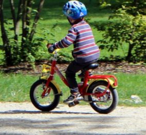 Story of the day: Μικρός ήρωας ο 5χρονος που έσωσε τον πατέρα του, καβαλώντας το ποδήλατο για να ειδοποιήσει τη μητέρα του