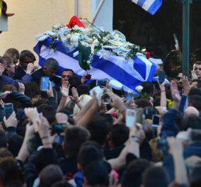 Χιλιάδες κόσμος συνοδεύει τον Παντελή Παντελίδη στο "τελευταίο αντίο" - Με την γαλανόλευκη το φέρετρο