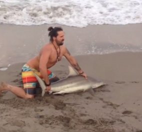 Το βίντεο που ξεσήκωσε θύελλα αντιδράσεων: Άντρας τράβηξε καρχαρία στην ακτή για να βγάλει φωτογραφία 
