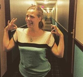 Viral: Αυτή η τουρίστρια διάλεξε πραγματικά το ξενοδοχείο που ταίριαζε με το μπλουζάκι της!!!