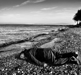 Ο φημισμένος γλύπτης Ai Weiwei ποζάρει σαν τον μικρό Aylan σε παραλία της Λέσβου "ξυπνώντας" συνειδήσεις