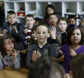 Συγκινητικό story: Δεκάδες 6χρονα παιδάκια έμαθαν νοηματική στο σχολείο για να επικοινωνήσουν με κωφό συμμαθητή τους
