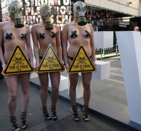 Γυμνή διαμαρτυρία από τις ακτιβίστριες της PETA κατά της γούνας στην Εβδομάδα Μόδας του Λονδίνου