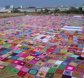 2.500 γυναίκες  συγκεντρώθηκαν μέσω Facebook και δημιούργησαν την μεγαλύτερη "κουβέρτα" του κόσμου
