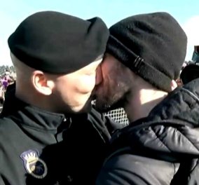 ''Ιστορικό'' το πρώτο γκέι φιλί με πολυπληθές κοινό για το Πολεμικό Ναυτικό του Καναδά