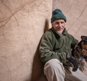 Story of the day: Έζησε σε μία έρημο 25 χρόνια - Έφτιαξε μία σπηλιά αριστουργηματικό γλυπτό