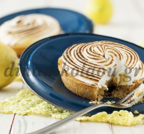 Η Ντίνα Νικολάου φτιάχνει την κλασσική αμερικάνικη lemon pie: Μυρωδάτη κρέμα & βελούδινη μαρέγκα 