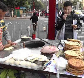 Απίθανο βίντεο: Street food maker δείχνει on camera τα ''μαγικά'' του & σαρώνει σε κλικς