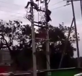 Bίντεο που κόβει την ανάσα: Η στιγμή που εργάτης παθαίνει ηλεκτροπληξία πάνω σε πυλώνα