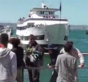 Βίντεο που κόβει την ανάσα: Πλοιάριο πέφτει με δύναμη πάνω σε μώλο γεμάτο τουρίστες 