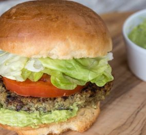 Ο Άκης μπαίνει στην κουζίνα & μαγεύει: Super Veggie Burgers που θα λατρέψετε