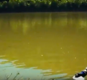 Τι συμβαίνει αν ρίξουμε στερεό νάτριο σε ένα ποτάμι; Λοιπόν... Καλύτερα να μην το δοκιμάσετε! (βίντεο)