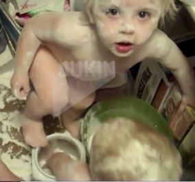 Ωχ... Δυο αδέρφια καταστρέφουν τα πάντα μέσα στο σπίτι παίζοντας με το αλεύρι (βίντεο)