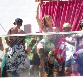 Η 46χρονη Jennifer Lopez με καυτό σορτς σαν 18αρα σε pool party - Από κοντά πήγαινε ο νεαρός φίλος της 