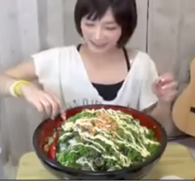 Βίντεο: Θα γελάσετε: Μικροκαμωμένη Γιαπωνεζούλα χάρμα καταβροχθιζει σε 4' τεράστιο πιάτο με ρύζι   
