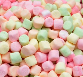 Το πείραμα που έγινε viral: Τι συμβαίνει όταν βάζεις ζαχαρωτά σε κενό αέρος;