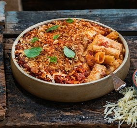 Η αρχόντισσα Αργυρώ σε μια ιταλική συνταγή που ξεμυαλίζει: Παστίτσιο με πένες, λουκάνικα & μοτσαρέλα