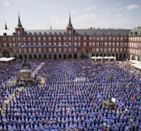 3.000 Ισπανοί έκαναν γιόγκα στην κεντρική πλατεία της Μαδρίτης! Αφιέρωσαν τη μέρα στις κακοποιημένες γυναίκες