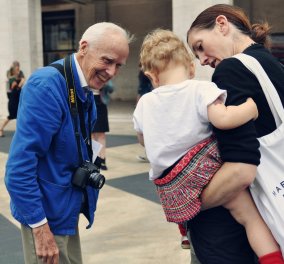 Αφιέρωμα στον θρυλικό φωτορεπόρτερ μόδας Bill Cunningham: Πέθανε στα 87 & έβγαινε στον δρόμο ως την τελευταία ώρα 