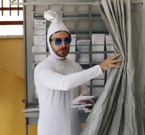 Απίθανο! Ισπανός πήγε να ασκήσει το εκλογικό του δικαίωμα ντυμένος... σπέρμα