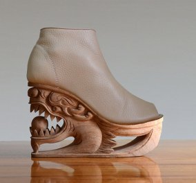 Αυτά τα παπούτσια είναι καλλιτεχνήματα: Πλατφόρμες με σκαλιστό ξύλο & έμπνευση τις παγόδες της Ασίας 