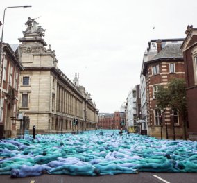 Μια "γαλάζια θάλασσα" με γυμνούς εθελοντές "έπνιξε" την πόλη Χαλ της Αγγλίας (βίντεο)