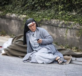 Η ιστορία μιας εμβληματικής φωτογραφίας: Ποιά είναι η καλόγρια με το κινητό από τον σεισμό της Ιταλίας