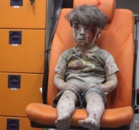 Αυτό το βίντεο πρέπει να το δείτε όλοι: Ο μικρός Ομράν σύμβολο πια του πόλεμου στην Συρία σαν απολιθωμένος γεμάτος αίματα - Ούτε να κλάψει δεν μπορούσε 