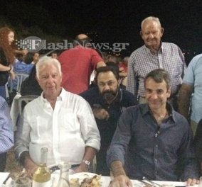 Χανιά: Κωνσταντίνος και Κυριάκος Μητσοτάκης σε παραδοσιακό τραπέζι με κρητικούς μεζέδες