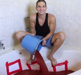 Make your day βίντεο: Τρελάρας βουτάει μέσα σε μπανιέρα με 1250 μπουκάλια καυτερής σάλτσας τσίλι και...