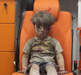 Υπέκυψε στα τραύματά του ο 10χρονος Αλί, ο μεγαλύτερος αδελφός του Ομράν,  που έγινε "σύμβολο" της φρίκης στη Συρία
