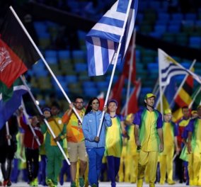 Συγκίνηση & υπερηφάνεια όταν η Κατερίνα Στεφανίδη άνοιξε με την ελληνική σημαία την τελετή λήξης