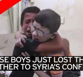 ''Βάστα καρδιά μου!'': Ο σπαρακτικός θρήνος δύο αγοριών από τη Συρία για τον νεκρό αδελφό τους (Βίντεο)