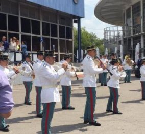 Βίντεο: Υπό τους ήχους του "Final Countdown" και... ανάλογο χορευτικό υποδέχθηκε η στρατιωτική μπάντα τον Αλέξη Τσίπρα στη ΔΕΘ