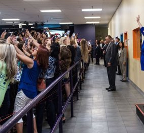 Τα δίνω όλα για μια selfie με την Χίλαρι: Δεκάδες νέοι την έβαλαν σε βάθρο και της γύρισαν την πλάτη 