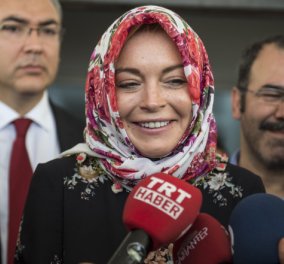 Τούρκεψε η Lindsay Lohan: Έβαλε μαντήλα & υποκλίνεται στον Πρόεδρο Ταγίπ Ερντογάν - Δείτε tweets και βίντεο