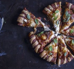 O Άκης σε φανταστική συνταγή για να πάει καλά η εβδομάδα: Πίτσα με λαχταριστά λουκάνικα