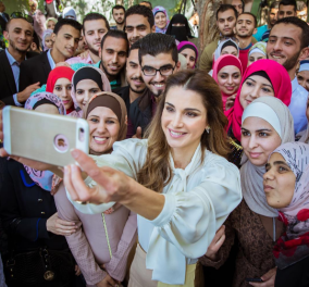  Βασίλισσα Ράνια της Ιορδανίας: Εγκαινιάζει σχολή δασκάλων & είναι η μόνη χωρίς μαντήλα! Δείτε την selfie 