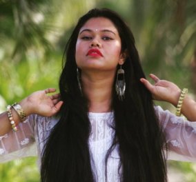 Μια Ινδή γυναίκα με δυνατά πολύ μακριά μαλλιά μας δίνει tips: Να πως θα μεγαλώσετε τα δικά σας