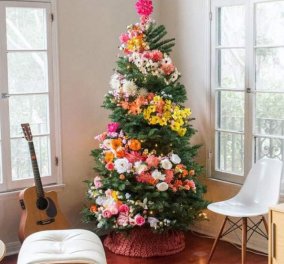 Χριστούγεννα: Στολίστε με λουλούδια το δένδρο αντί για μπάλες (φωτό) – Μια διαφορετική ιδέα