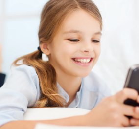 Λένα Παπαδημητρίου: Να του πάρεις κινητό στα 10 ή στα 14; Μηπως το παιδί σου έχει δικαίωμα σε μια cell-free (ελεύθερη κινητού) παιδική ηλικία