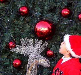 Χανιά - Παρ'ολίγον τραγωδία για μικρό μαθητή: Έπαθε ηλεκτροπληξία από τα λαμπάκια στο Χριστουγεννιάτικο δέντρο του σχολείου  