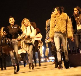 Ιδού οι βόλτες της Αμπρόζιο στο Παρίσι με διάφανη φούστα και ψηλές μπότες